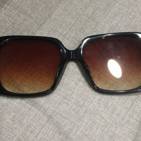Gucci Oversized Square Sunglasses - Picture 3 of 6